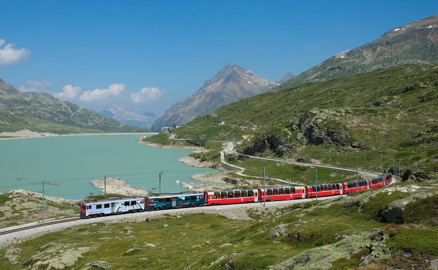 Il Trenino Rosso del Bernina costeggia il Lago Bianco