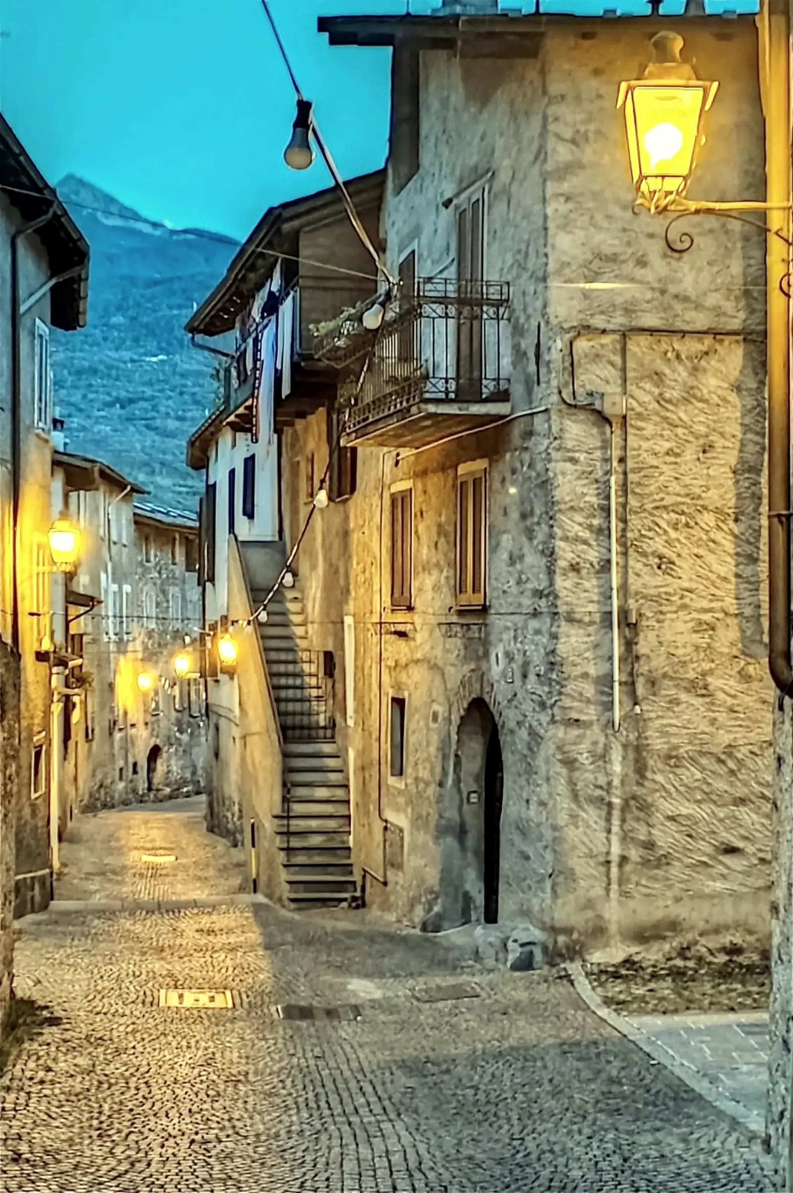 Il campanile della Collegiata tra i tetti di Sondrio